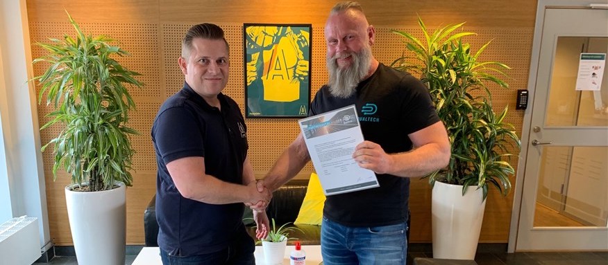 Partneravtalet är klart, vilket bekräftas med ett handslag mellan Fredrick Nordfeldt på Assemblin och Jonathan Björnsson, Global Sales Manager på Dualtech IT,.